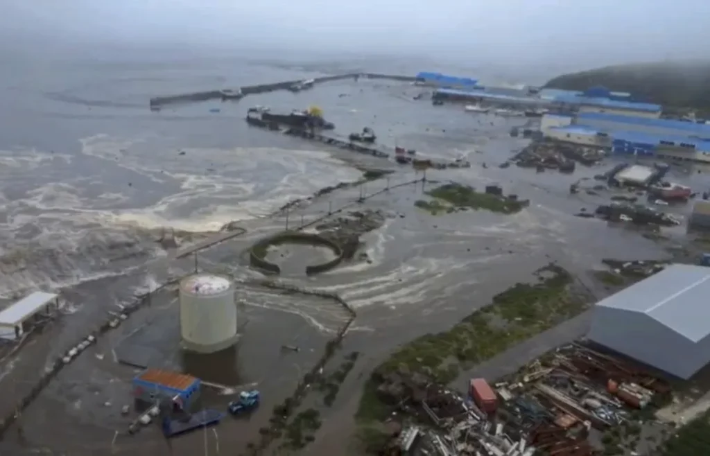 Potężne trzęsienie ziemi i tsunami uderzają w Rosję: Kamczatka walczy z żywiołem