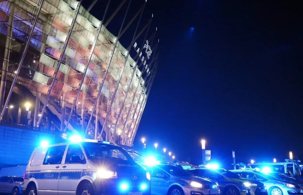 Warszawska policja skierowała dokumenty do prokuratury w sprawie haseł i flag podczas koncertu rapera. Zamieszki, zatrzymania i śledztwo