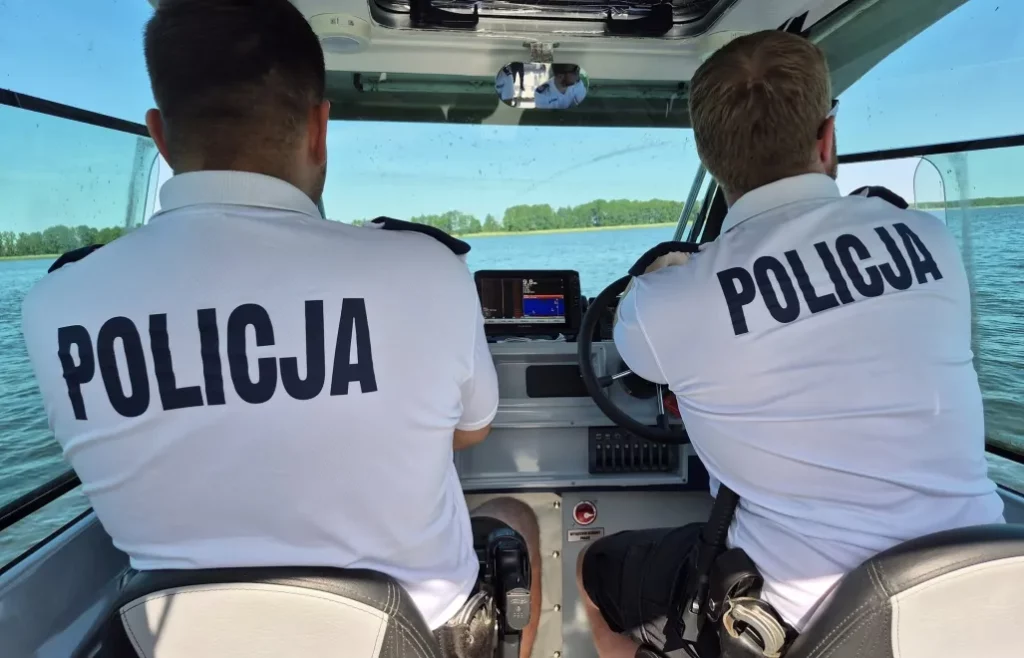 Drony kontra skuterowcy: Policyjne polowanie na Mazurach ujawnia skalę problemu