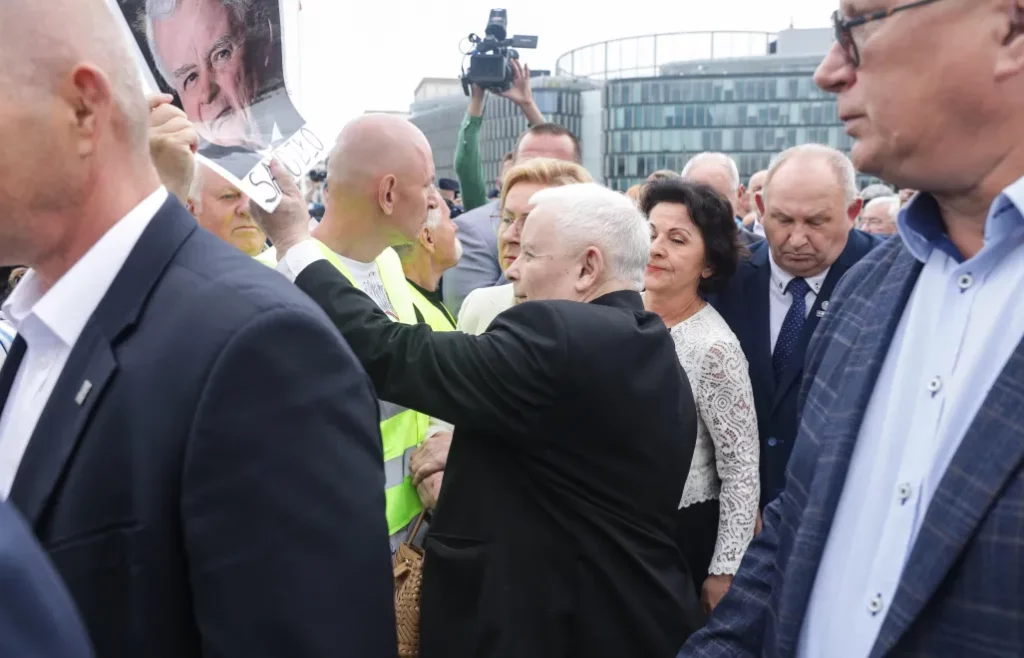 Tusk odpowiada Kaczyńskiemu: „Jakie śmieci trzeba mieć w głowie i sercu?” – starcie liderów na tle smoleńskim