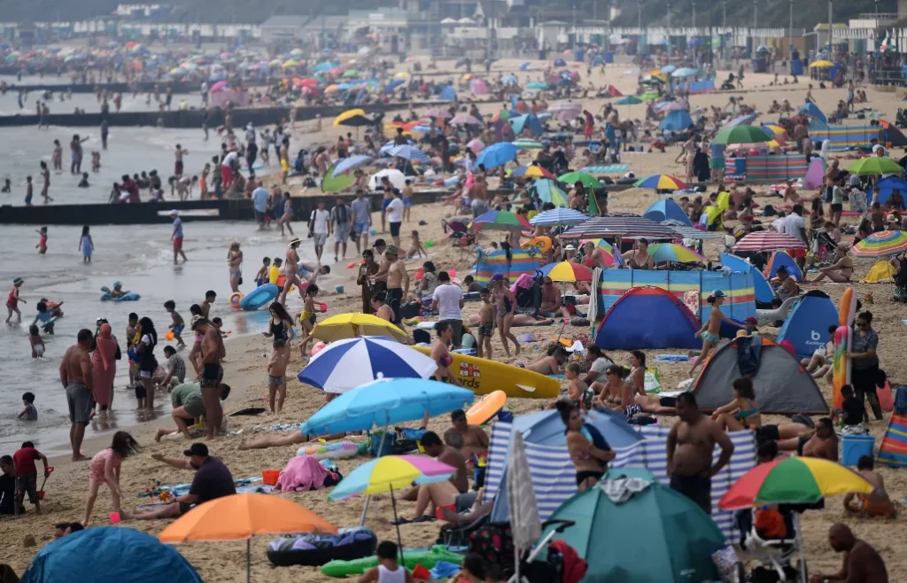Plaża w Bournemouth uznana za najgorszą w Europie. Dlaczego internauci nie zostawili na niej suchej nitki?