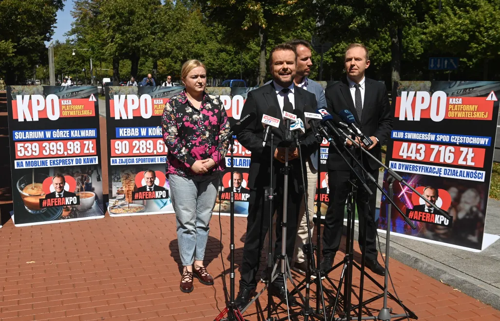 PiS rusza z objazdową wystawą „Kasa Platformy Obywatelskiej”. Bitwa o KPO wchodzi w nową fazę