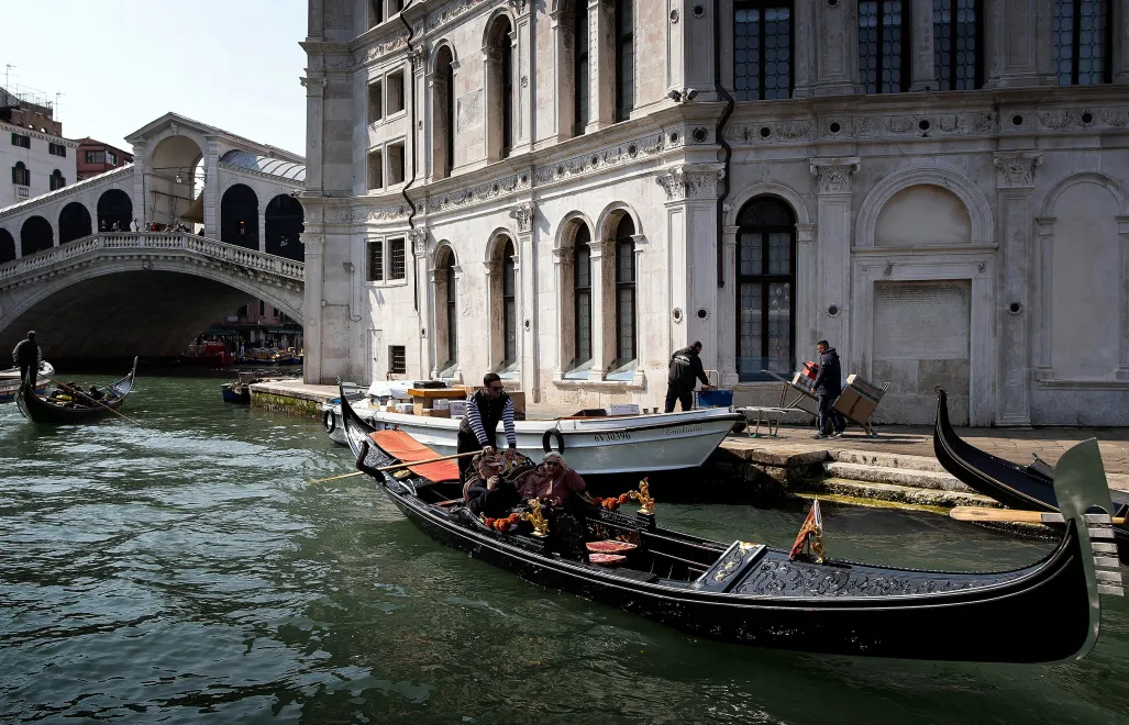 Turyści zdemaskowali tanią tajemnicę Wenecji. Gondolą przez Canal Grande za 2 euro