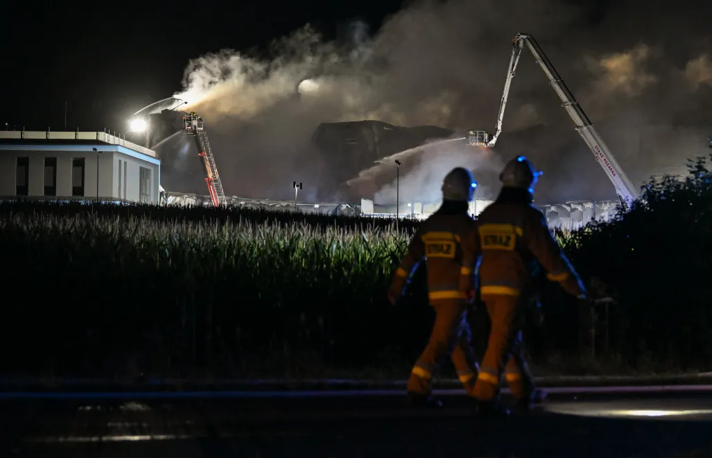 Dramatyczna akcja na Kaszubach: pożar przetwórni i walka o życie strażaka