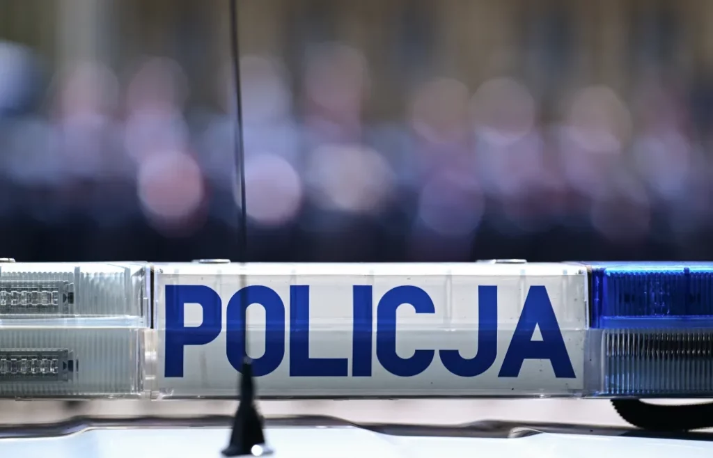 Dramatyczna interwencja policji w Świętokrzyskiem: Strzały podczas ataku agresywnego mężczyzny z maczetą