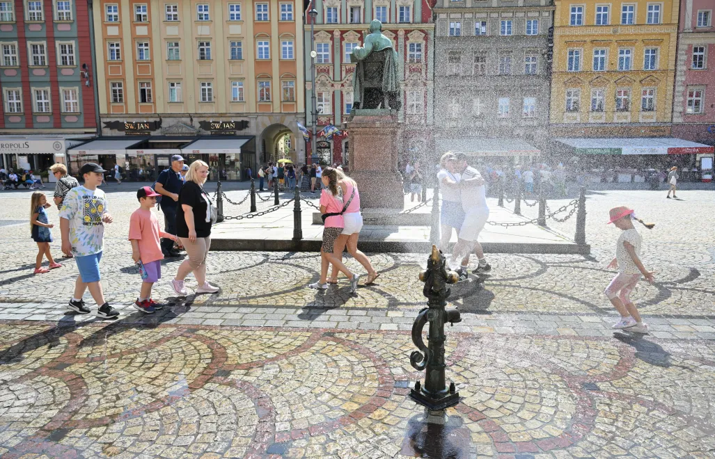 Rekordowe upały paraliżują Polskę. Ostrzeżenia IMGW w całym kraju!