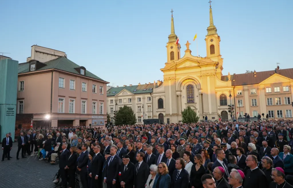 Godzina „W” w sercu Warszawy: Miasto zatrzymało się, by oddać hołd bohaterom Powstania Warszawskiego