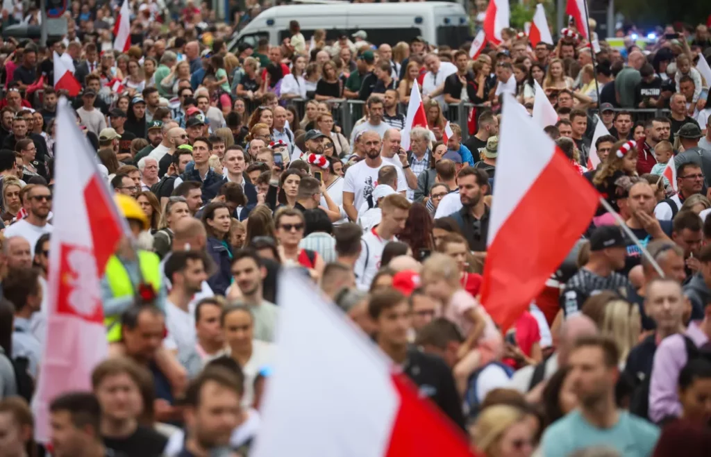 Marsz Powstania Warszawskiego przeszedł przez stolicę. Narodowe środowiska i kontrowersyjne hasła na ulicach Warszawy