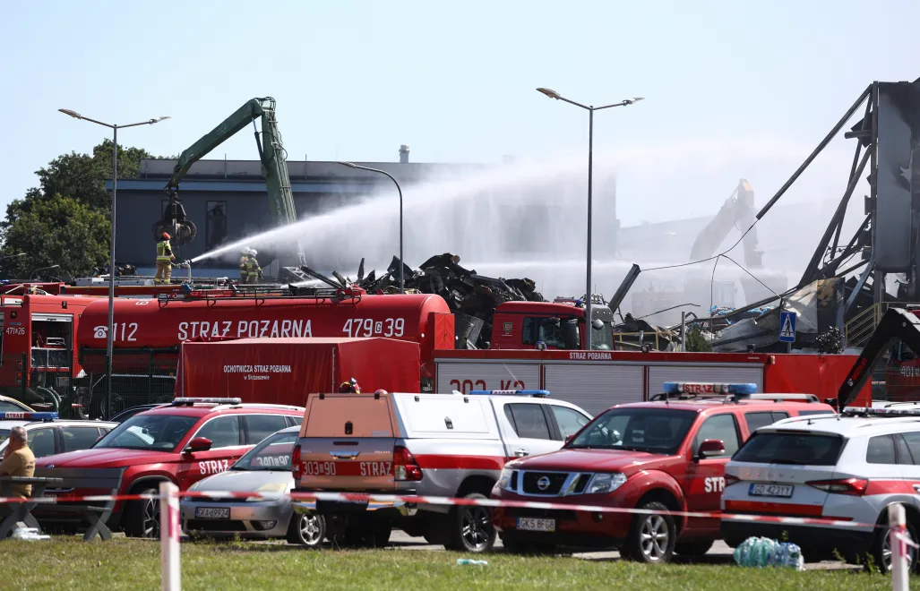 Dramat na Pomorzu: pożar hali w Kawlach, trwają poszukiwania strażaka