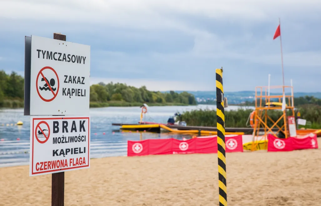 Czerwone flagi nad Bałtykiem: zamknięte kąpieliska, ostrzeżenia dla plażowiczów