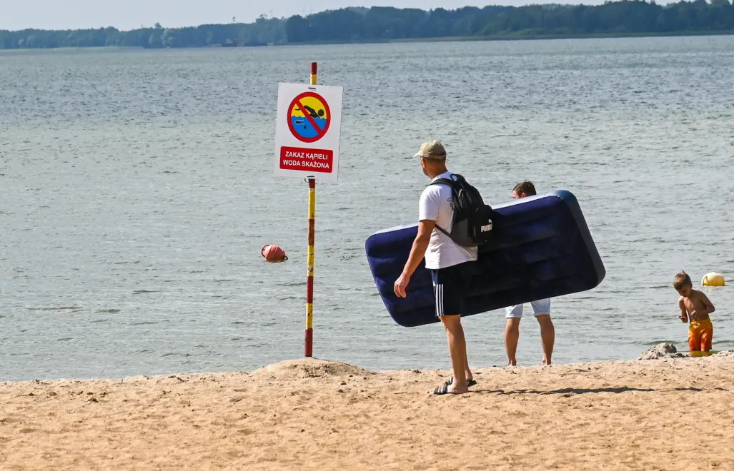 Czerwone flagi na polskich plażach: dlaczego nie wolno wchodzić do wody?