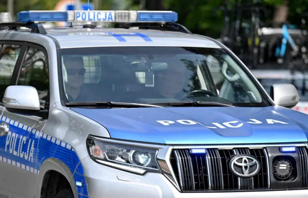 Tragiczne odkrycie w Russocicach pod Poznaniem: ciała starszego małżeństwa znalezione w zatopionym aucie